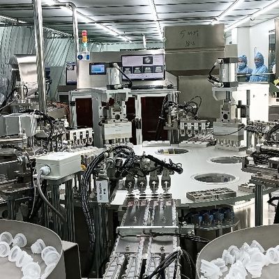İyi bir fiyat. Çevirme masası türü Infuzyon şişesi çift katlı kapağı montaj makinesi çevrimiçi