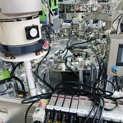 İyi bir fiyat. Kan toplama iğneleri için otomatik montaj makinesi, Mitsubishi PLC kontrolü, iki dilli ekran, basit ve net çalışma çevrimiçi