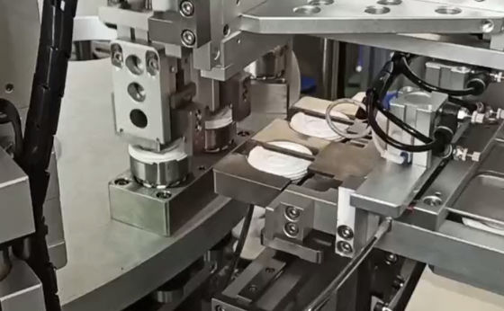 İyi bir fiyat. Servisör Motor Sürüşüyle Sabit Çalışma Kapak Çivilme Makinesi Düşük Kullanım Basit Bakım AC380V Güç Kaynağı çevrimiçi