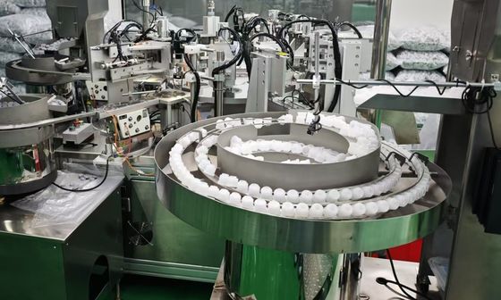 İyi bir fiyat. Yüksek Euro Kapaklı Plastik IV Enfüzyon Kapakları Montaj Makinesi Yüksek hassasiyet ve Sabit Basınç ISO ve GMP Uygun çevrimiçi