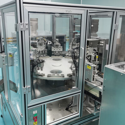 İyi bir fiyat. PLC Kontrollü Desiccant Kapak Montaj Makinesi, %99 Geçerlilik Oranı ve Otomatik Silika Jel Dolumu çevrimiçi