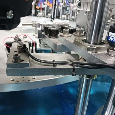 İyi bir fiyat. Servo motor ve indeksleme sürücüsü ile kurutucu kapağı doldurma makinesi Gel kapağı makinesi çevrimiçi