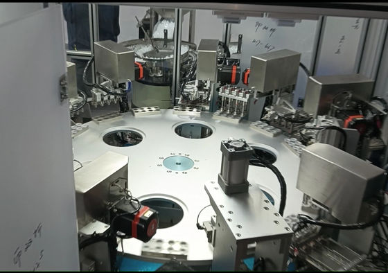İyi bir fiyat. Çevirme masası türü Infuzyon şişesi çift katlı kapağı montaj makinesi çevrimiçi