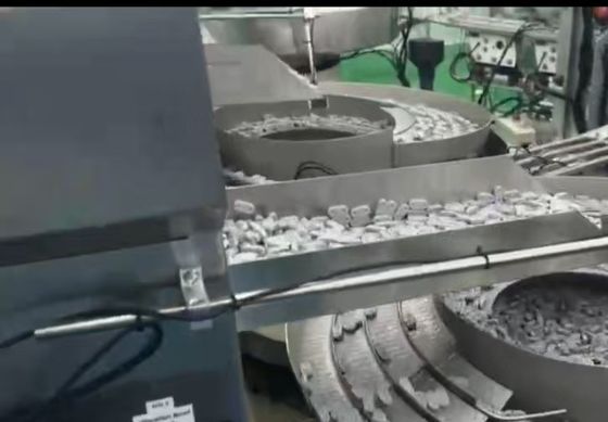 Tam otomatik Euro Kapı Montaj Makinesi IV Enfüzyon Torbaları ve Şişeler için