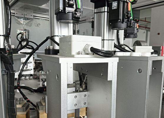 İyi bir fiyat. Parlak yüzey ve servo bağlantılı çubuk yapısı için eşit ve sabit basınç Euro Cap Montaj Makinesi çevrimiçi