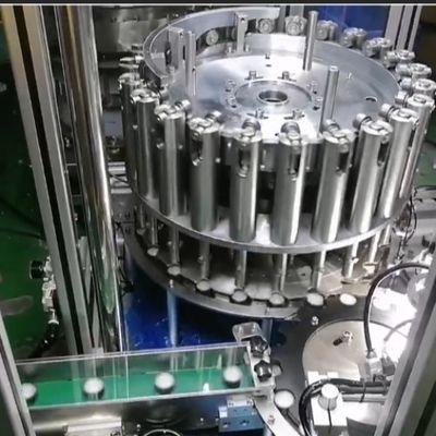Şişe Kapağı Üretiminde Kesiklerin Keskin Doldurulması İçin Yüksek Hızlı Kapak Döşeme Makinesi