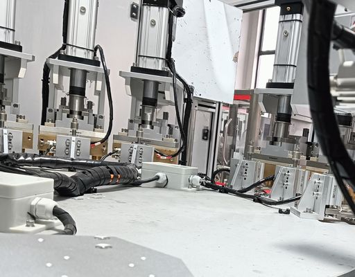 Gündelik Gereksinimler Montaj Makinesi Otomatik Dökücü Kapakları ve çekirdeklerinin Doldurulması ve Sızdırılması Özelleştirilebilir 1 Yıllık Garanti