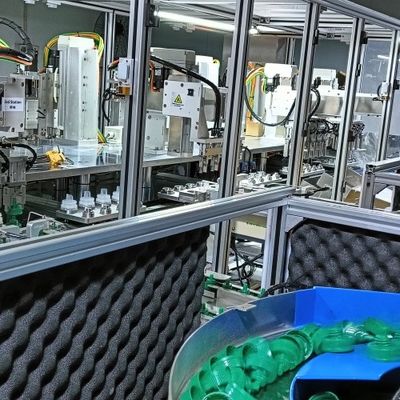 İyi bir fiyat. Çamaşır deterjan kapağı montaj makinesi iki boyutlu ürünlerin eşzamanlı montajı için çevrimiçi