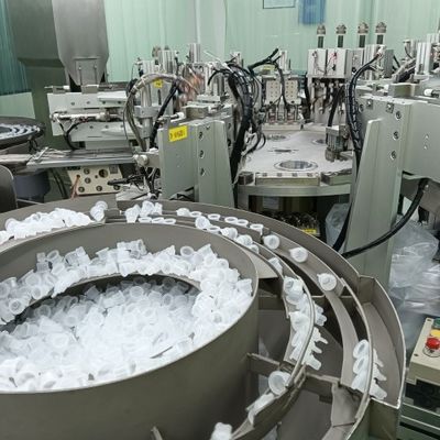 İyi bir fiyat. Servo Bağlı Çubuk Yapısı Sistemli Sabit Basınç ve Garanti Kapak Tıbbi Infüzyon Şişesi Kapakları Montaj Makinesi çevrimiçi