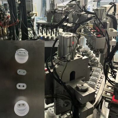 Yüksek hassasiyet ve kalifiye oranı Euro Kapı Montaj Makinesi IV enfuzyon yumuşak torbalar ve şişeler için kolay kabuklu folyo kapakların otomatik montajı için