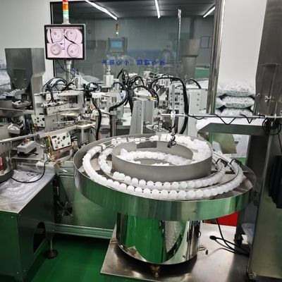 Tek çekim halka kapağı montaj makinesi kolayca işletilen çok dilli ekranla PLC tarafından kontrol edilir