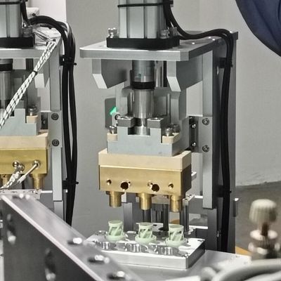 Sabit Çalışma Hızı ve Yüksek Montaj Doğruluğu Kurutma Kapak Silika Gel Doldurma Sıfırlama Kapak Montaj Makinesi Servo Motor ve İndeksleme Sürücüsü