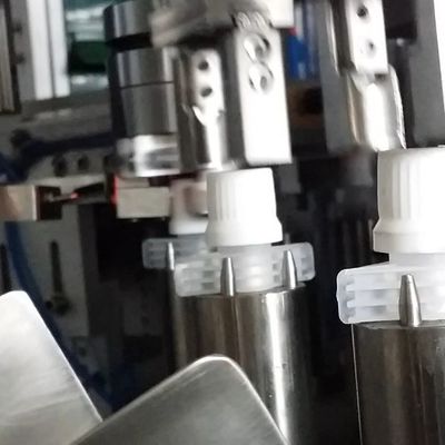 İyi bir fiyat. Standart olmayan Kullanıcı Dostu Dokunmatik Ekran Ve PLC Kontrol Sistemi Jelly Cap Otomatik Montaj Makinesi Yüksek Esneklik çevrimiçi