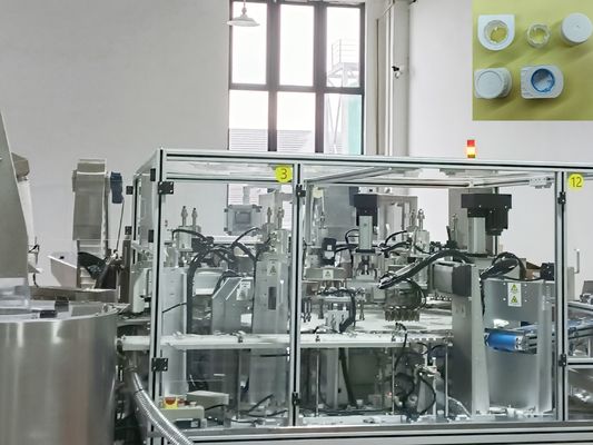 İyi bir fiyat. Otomatik Algılama ve Yönlendirme Fonksiyonlu Süt Karton Şişe Kapağı Montaj Makinesi Otomatik Heli Kapak Kapatma Makinesi İçin çevrimiçi