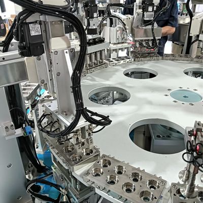 İyi bir fiyat. İndeks Hareketi 8-hazneli Otomatik Süt Kapağı Montaj Makinesi Kararlı Çalışma Hassas Konumlandırma çevrimiçi