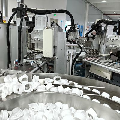 Dönüştürme masası Tipi Standart olmayan Otomatik Süt Kapağı Montaj Makinesi Kalın malzeme ile Hasarlanması Kolay Değil