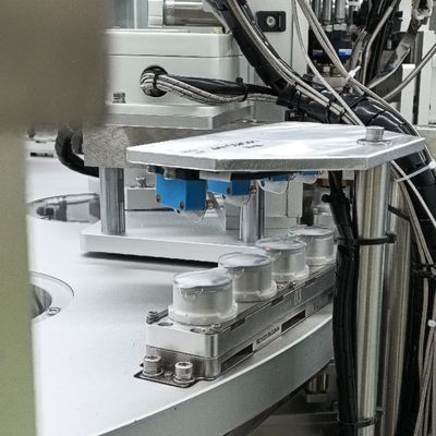 İyi bir fiyat. İnfüzyon Kapağı Euro Kapağı Düz Kaynak Yüzeyi Üretebilen Laminasyon Makinesi çevrimiçi