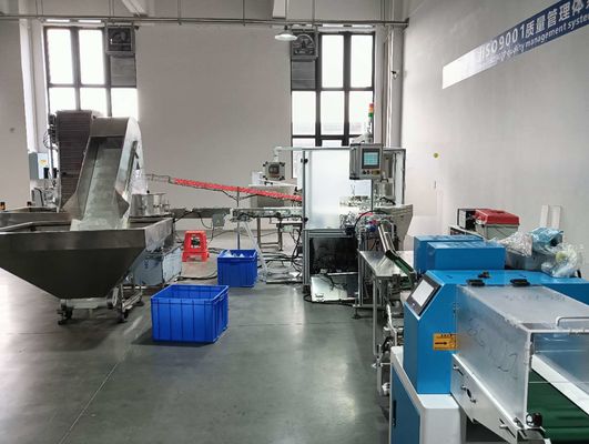 Döşeme makinesi ve paketleme makinesi üretim hattı için birbirine bağlıdır