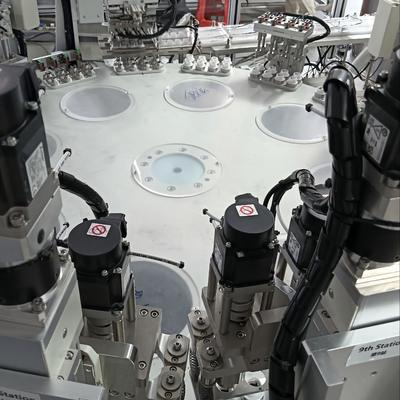 İyi bir fiyat. Müşteri memnuniyetini en üst düzeye çıkarmak için yüksek esnekliğe sahip, standart dışı özelleştirilmiş otomatik süt kapağı montaj makinesi. çevrimiçi