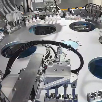 İyi bir fiyat. Servo Otomatik Kurutma Kapak Montaj Makinesi 100pcs/min çevrimiçi