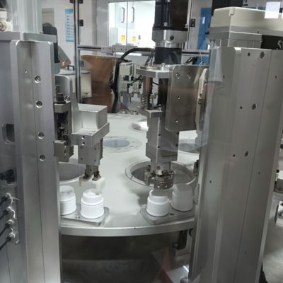 İyi bir fiyat. Yüksek Geçiş Oranına ve Özelleştirilebilir Kapasiteye Sahip Döner Tabla İşlemli Çamaşır Deterjanı Kapağı Montaj Makinesi çevrimiçi