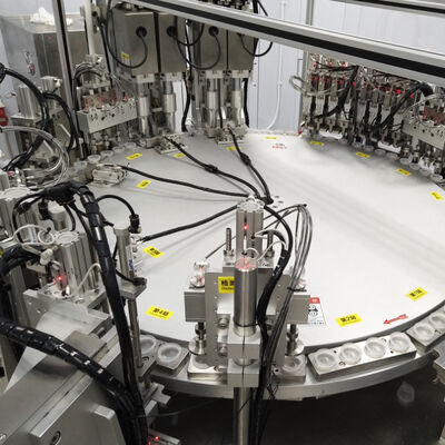 İyi bir fiyat. Euro Cap Montaj Makinesi 4500-22000 / saatlik Üretim Kapasitesi, % 99 Kalifiye Oranı ve Infüzyon Kapakları için PLC Kontrolü çevrimiçi