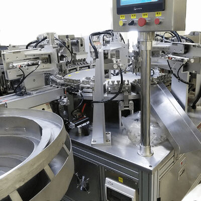 İyi bir fiyat. Otomatik Euro Cap Montaj Makinesi, saatte 4000-12000 Kap için dokunmatik ekran işlevi ve %99 kalifiye oranı çevrimiçi